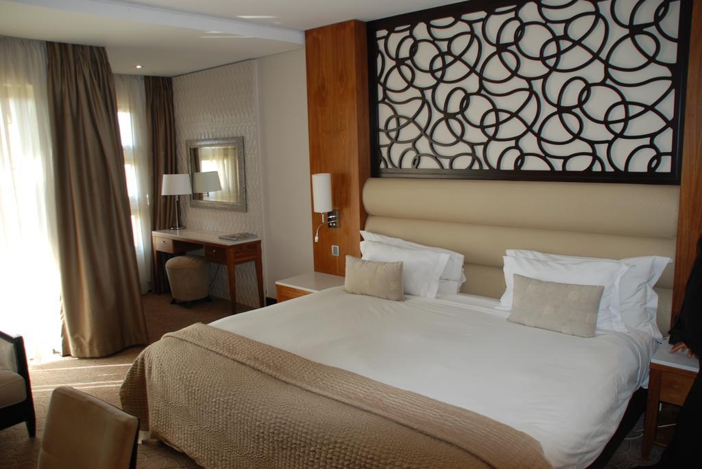 Royal Marang Hotel Phokeng Rum bild A bedroom in the hotel